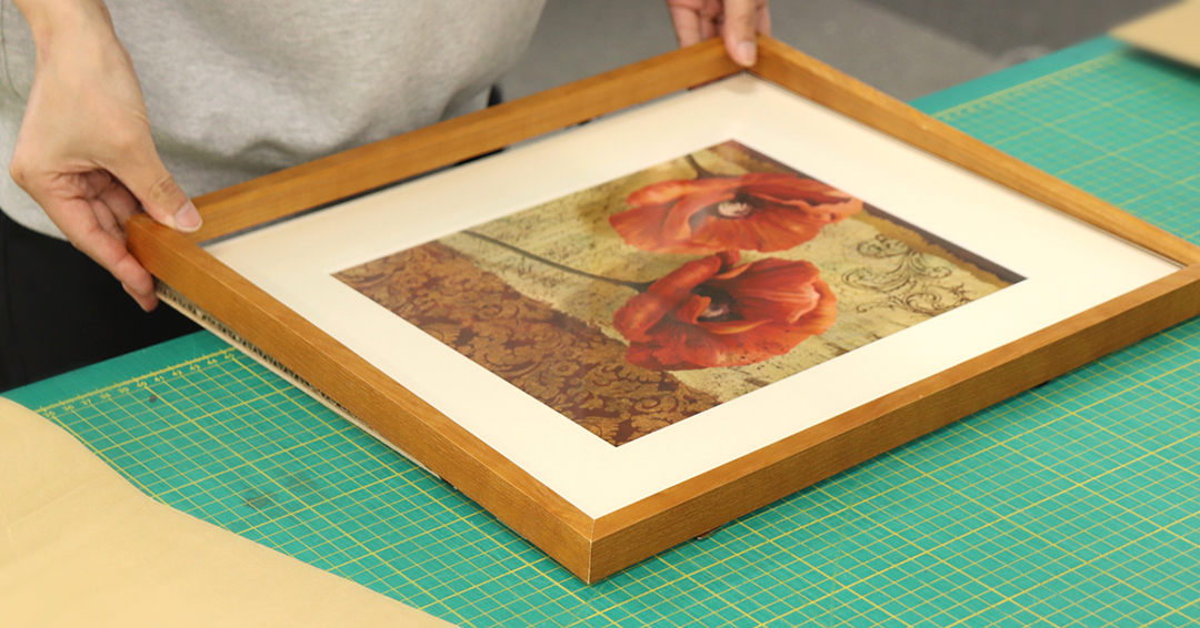 額装作業中の様子